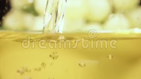 黄色饮料倒入玻璃特写慢动作视频的预览图