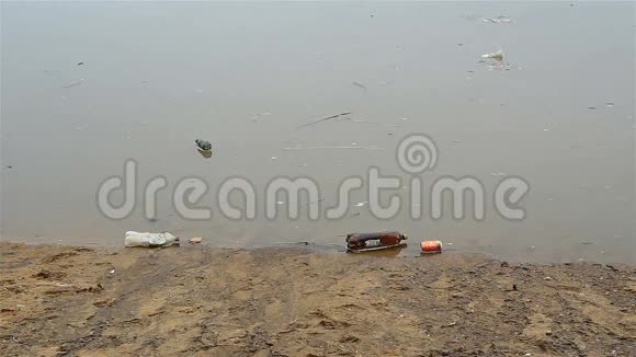 河里的垃圾和塑料瓶视频的预览图