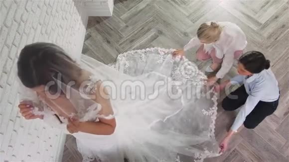 两个年轻漂亮的新娘在商店里试穿她的衣服婚礼的概念视频的预览图
