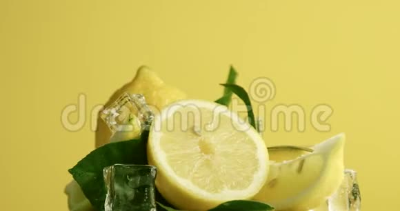 柠檬树叶和冰块的组成被水滴覆盖新鲜夏季水果组视频的预览图