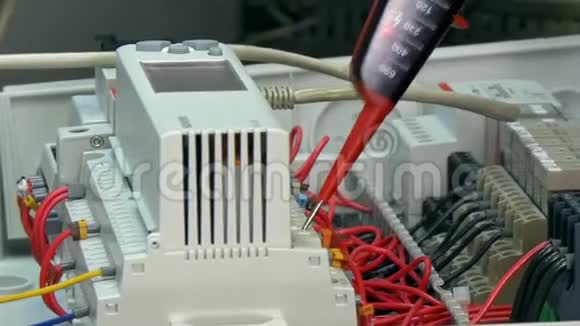 工人手检查工厂电子产品中的触点电压指示器视频的预览图