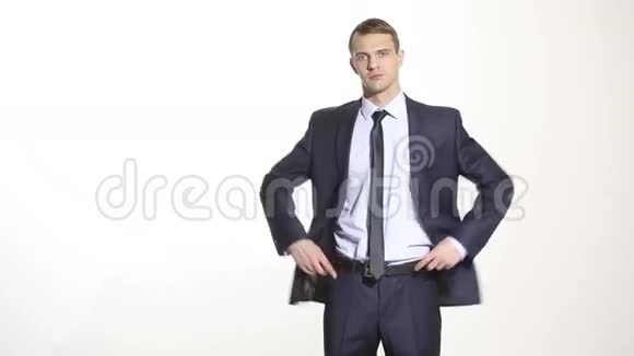 肢体语言穿商务服的男人孤立的白色背景培训管理人员销售代理手放在腰带上aa视频的预览图
