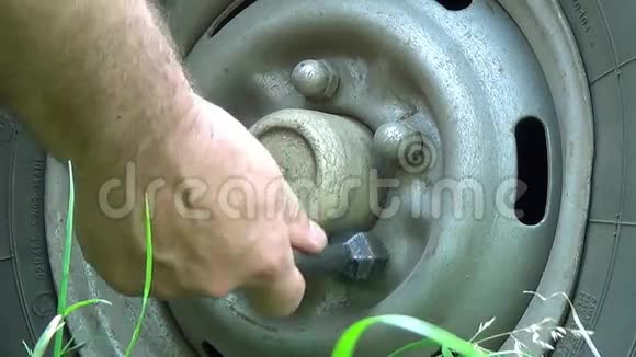 机械手更换汽车轮胎户外特写镜头视频的预览图