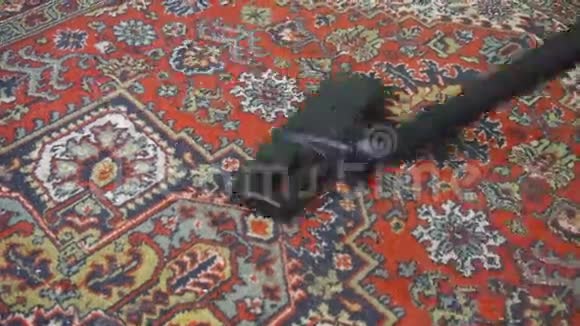 吸尘器清洁地毯一个人用吸尘器清理红地毯视频的预览图