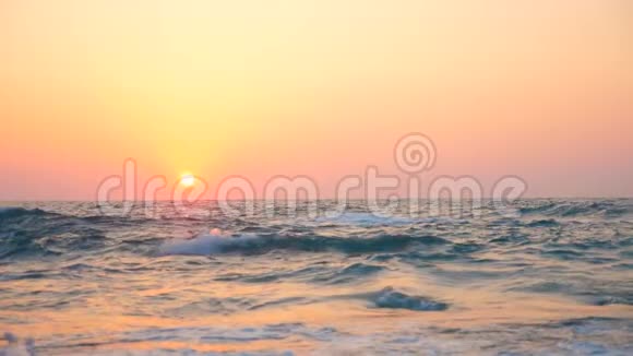 大海和波浪在夕阳的背景下缓慢的运动视频的预览图