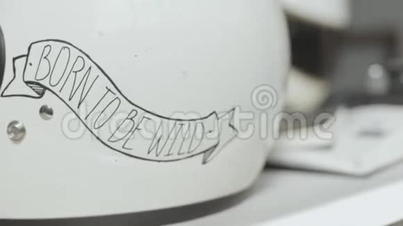艺术家在老式头盔上画手刻字视频的预览图