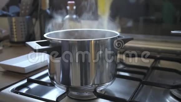 家做的蔬菜汤配方视频的预览图