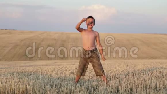 这个男孩在田里跑跳跳舞走路视频的预览图