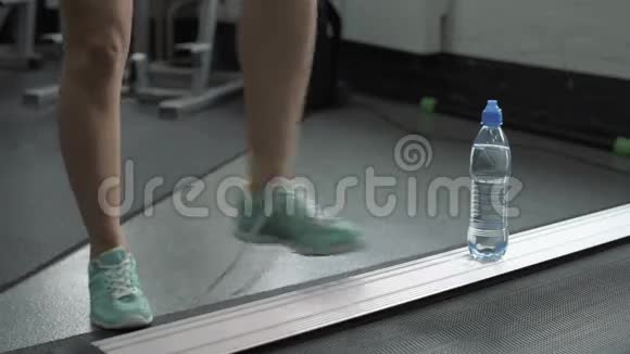 女运动员系鞋带用最小的赤脚跑鞋在路上慢跑跑步者准备训练视频的预览图