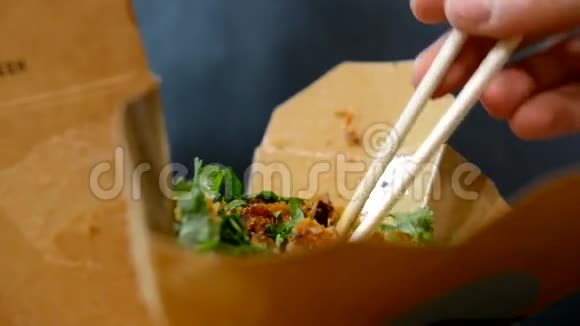 一个男人在亚洲小酒馆吃面条视频的预览图
