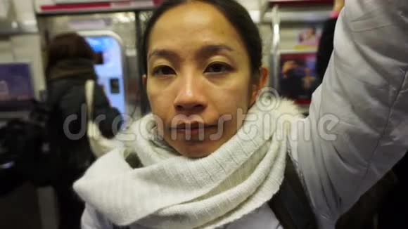 坐地铁的亚洲女孩视频的预览图