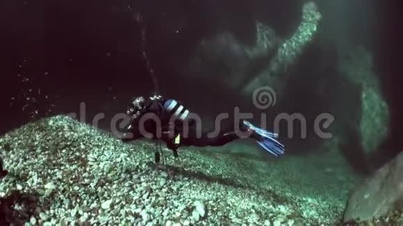 潜水员在透明的韦尔扎斯卡河水下视频的预览图