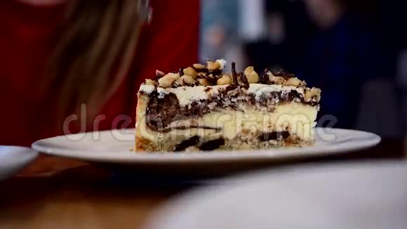 人们在咖啡馆里吃自制的坚果巧克力芝士蛋糕视频的预览图