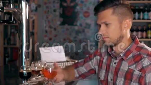 帅哥在酒吧喝啤酒品尝不同的啤酒艾力和波特在咖啡厅视频的预览图