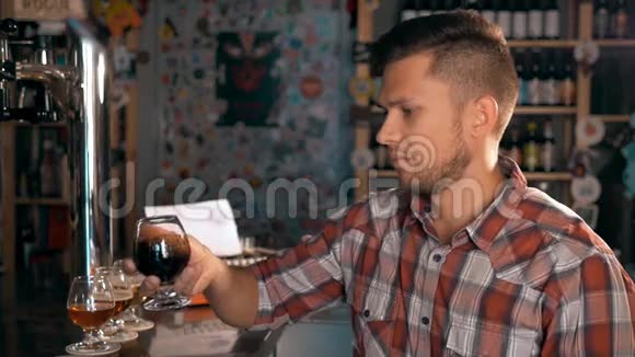 帅哥在酒吧喝啤酒品尝不同的啤酒艾力和波特在咖啡厅视频的预览图