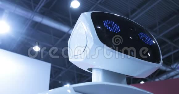 关闭机器人头部机器人的情感机器人看着镜头对准人现代机器人技术视频的预览图