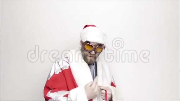 一个穿着圣诞老人服装的商人把他的脸带到摄像机前想看看是谁在那里并与他交流视频的预览图