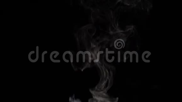 烟雾在黑色背景上滚滚而来慢动作视频的预览图