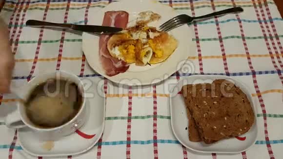 带煎蛋的欧式早餐时间视频的预览图