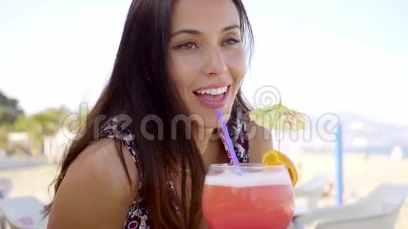快乐活泼的女人享受鸡尾酒视频的预览图