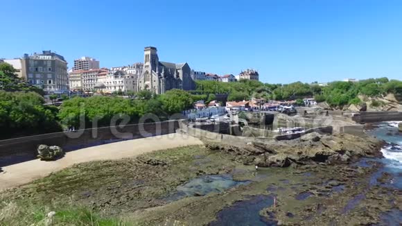 法国比亚里茨低水位岩石视频的预览图