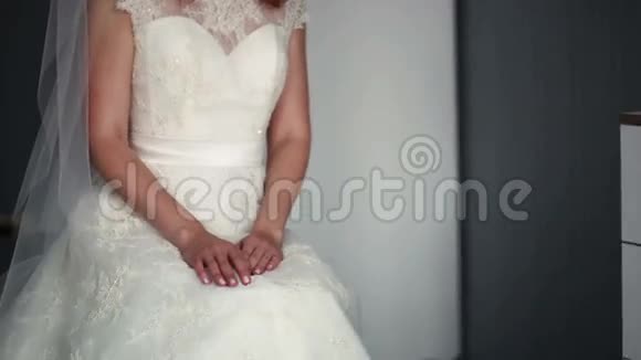新娘穿着漂亮的裙子坐在椅子上视频的预览图