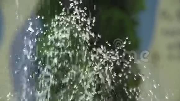 泉水在缓慢的流动中跳动视频的预览图