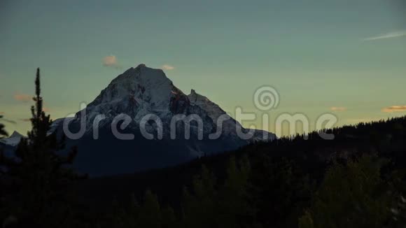 在加拿大落基山脉的黄昏视频的预览图