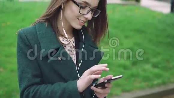 那个女孩在街上用电话听音乐视频的预览图