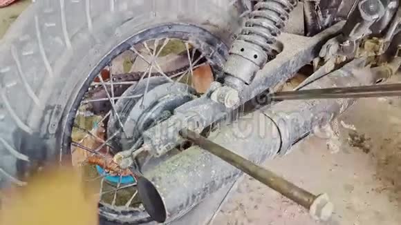 在维修车间将人手装配轮到摩托车视频的预览图