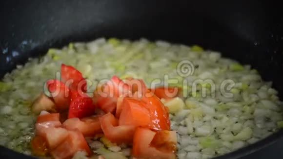 厨师用芒果番茄草莓和洋葱在热锅里烹饪视频的预览图