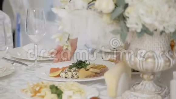 庆典宴会桌用鲜花装饰视频的预览图