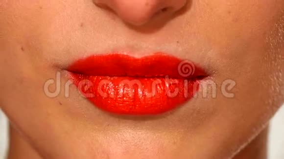 丰满性感的女人红唇咬人闭上嘴视频的预览图