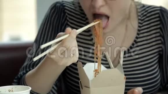 年轻的商业女孩午餐吃中国面条商务午餐中餐视频的预览图