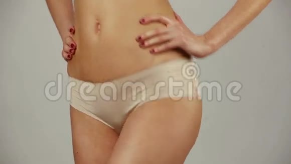 一个身材匀称的女人把她完美的身体贴在白色上视频的预览图