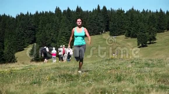 一位年轻女子在气候特殊的高原上奔跑视频的预览图