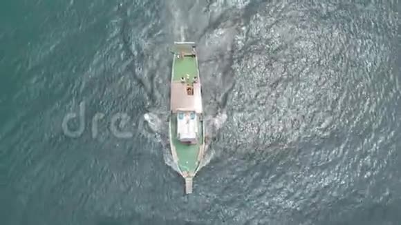 白色的船在蓝色的海里航行空中射击视频的预览图