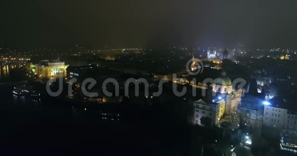 布拉格之夜全景从空中到旧城广场的全景布拉格之夜城市的灯光视频的预览图