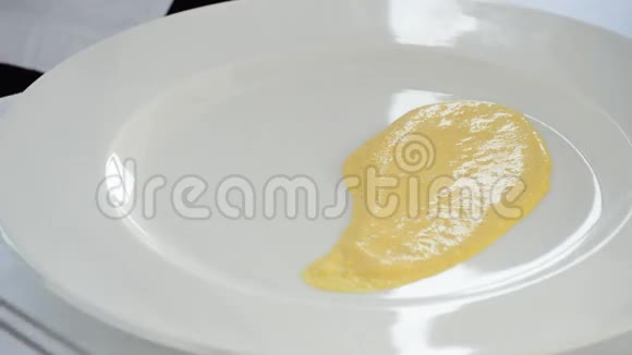 厨师用芥末酱在盘子里加入菠菜叶视频的预览图