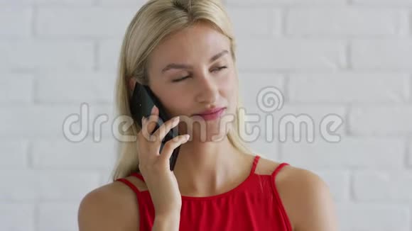 微笑的女性有电话交谈视频的预览图
