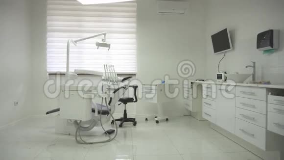 牙科椅与不同的现代设备在诊所牙齿健康及护理概念视频的预览图