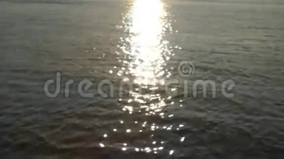 河流上的涟漪日落倒影视频的预览图