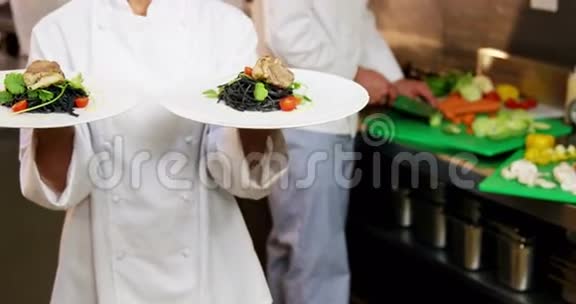 厨师展示意大利面盘子视频的预览图