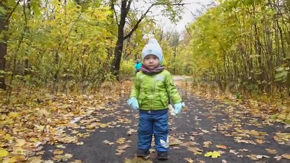慢动作小男孩在秋天的森林里奔跑视频的预览图