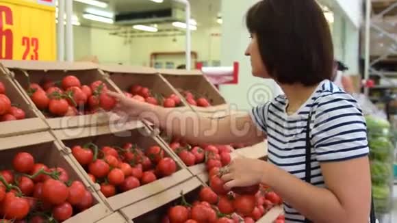 女人在杂货店买西红柿视频的预览图