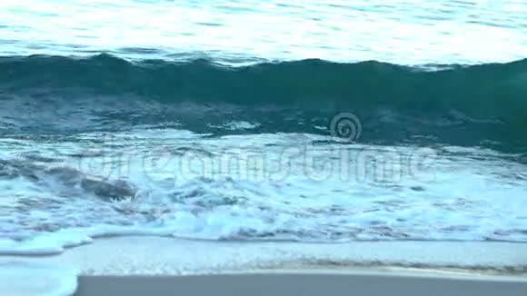 海浪拍打在早晨视频的预览图