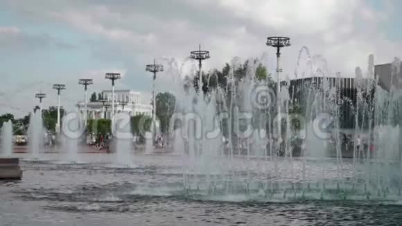 晴天市中心喷泉喷水景观视频的预览图