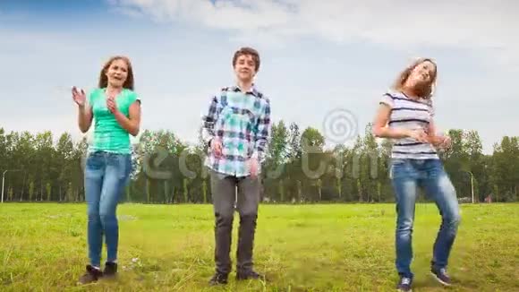 年轻人在草地上跳舞视频的预览图