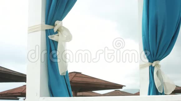 蓝色的窗帘在风中飘扬视频的预览图
