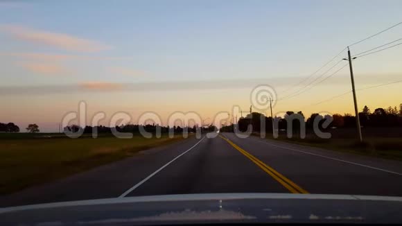 后景从汽车驾驶农村公路背面白天车景点POV车后国家视频的预览图